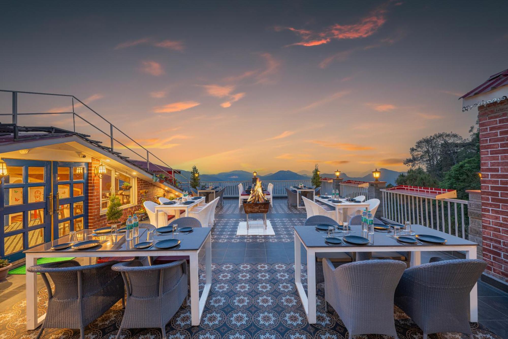 Hotel Wood Stock Luxury - A Boutique Property - Penthouse - Open Air Restaurant & Terrace كاساولى المظهر الخارجي الصورة